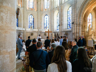 À l’intérieur de l’église, les familles se sont rassemblées autour du prêtre pour célébrer le baptême de Samuel. Cette image capture l'unité et la communion familiale, entourée de l'atmosphère sacrée de l'église, symbolisant la foi partagée et l'importance de la cérémonie chrétienne.