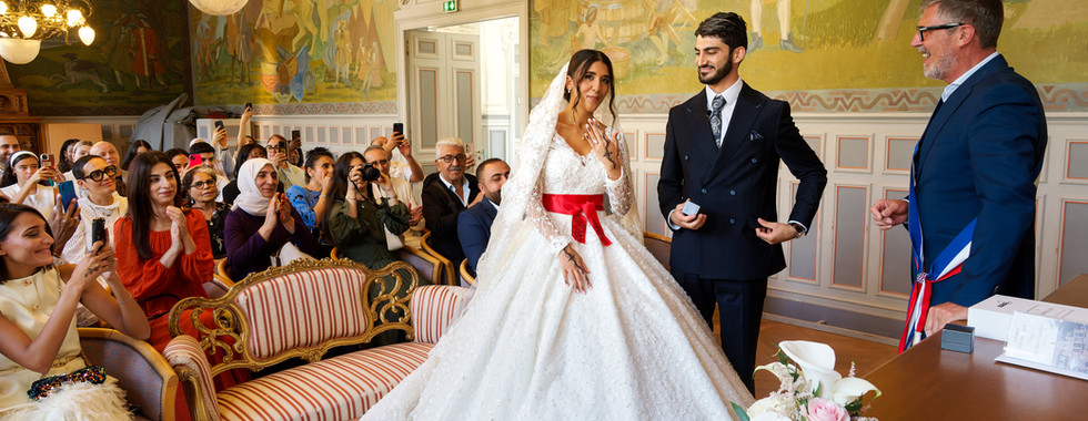 Premier regard des mariés avant la cérémonie civile.