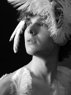 Portrait noir et blanc réalisé pour enrichir le book comédien de Gautier Vidril. Le travail sur la lumière et les textures met en valeur le visage et l’intensité du regard, tout en proposant une image forte et singulière. Ce type de portrait est particulièrement adapté aux dossiers artistiques, aux castings exigeants et aux univers visuels marqués. Photo réalisée en studio par Colombe Photographie, photographe portrait à Paris.