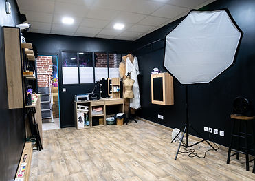 Professional photo studio in Gentilly with octagonal diffuser, hairdresser/makeup artist, dressmaker's mannequin and light wood furniture, near Paris.