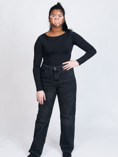 Portrait en studio d'Adeline Boniface, modèle, capturée en pleine longueur sur fond blanc. Prise de vue de face, avec une expression neutre et naturelle, idéale pour les agences et directeurs de casting. Photo non retouchée, fidèle à la réalité.