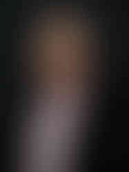 Portrait studio de Johnson en tenue professionnelle : chemise à carreaux rose clair, cravate rayée et veste noire sur fond uni sombre. Son expression posée et son regard franc transmettent sérieux et fiabilité. Ce type de photo est parfaitement adapté aux profils LinkedIn, CV ou sites d’entreprise. Réalisée par Colombe Photographie, photographe corporate à Gentilly et en région parisienne, spécialisée dans les portraits professionnels pour cadres, dirigeants et collaborateurs.