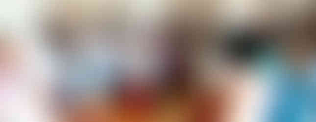 Photographie de l’arrivée de la mariée lors du mariage civil de Mallory et Ruddy, en Île-de-France. La salle est décorée de papiers peints fleuris et baignée de lumière naturelle. Entouré de ses proches, l’un des mariés laisse transparaître son émotion, soutenu par ses témoins. Photographie réalisée par Colombe Photographie, photographe de mariage à Gentilly et dans toute la région parisienne.