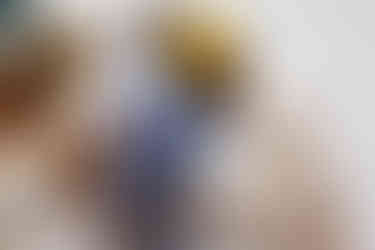 Invités en train de danser et de s’amuser lors de l’anniversaire surprise des 50 ans d’Armel. Scène de fête capturée à Gentilly par Colombe Photographie, photographe de soirées privées en Île-de-France.