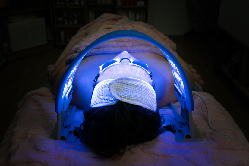 Shooting bien-être à Saint-Leu-la-Forêt : séance de luminothérapie visage réalisée par Déborah Lecomte–Desprez, entrepreneuse spécialisée en beauté et bien-être. Photographe professionnelle en Île-de-France, mettant en valeur les soins esthétiques modernes pour site internet, réseaux sociaux et Google Business.