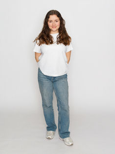Polas comédienne plein pied sur fond blanc en studio à Paris. Photo naturelle, posture droite, lumière neutre conforme aux standards agences et casting cinéma.