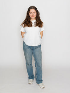 Polas comédienne plein pied sur fond blanc en studio à Paris. Photo naturelle, posture droite, lumière neutre conforme aux standards agences et casting cinéma.