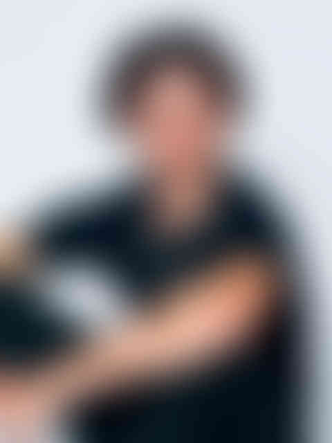 Photo de mannequinat réalisée en studio à Gentilly, proche Paris : Axel, jeune mannequin adolescent, pose assis sur fond blanc dans le cadre de son premier book photo. Ce type de polas, sans retouche et en lumière neutre, permet de montrer aux agences de mannequins le naturel, la posture et le potentiel du modèle pour des castings en Île-de-France.