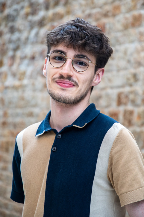 Portrait professionnel et corporate d'Amaury Chassaing, souriant, pris en intérieur.