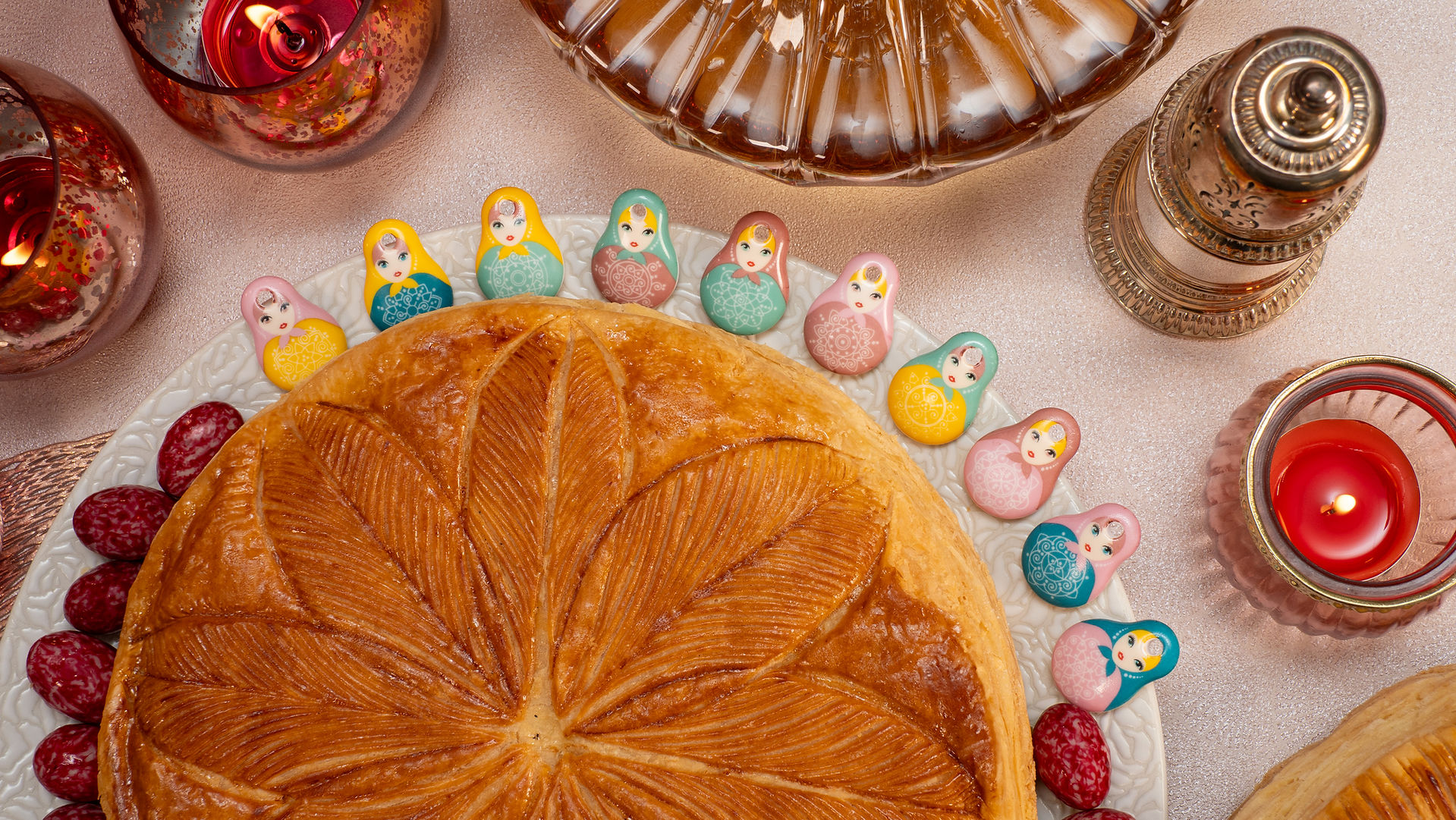 Photographie culinaire d’un shooting en studio capturant l’élégance des fèves Matriochka autour d’une part de galette, jouant sur les textures et la lumière naturelle