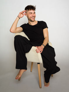 Portrait artistique de Gabriel réalisé en studio photo à Gentilly en région parisienne. Photo naturelle et expressive, idéale pour book comédien, acteur ou modèle. Colombe Photographie, studio photo en Île-de-France, spécialisé dans les portraits de comédiens et artistes, propose des séances sur mesure pour créer des images authentiques et professionnelles adaptées aux castings et à la communication.