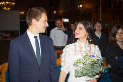Moment capturé lors du mariage civil de Farah et Étienne à la mairie du 14ᵉ arrondissement de Paris, montrant l’émotion et la connexion du couple pendant la cérémonie. Un instant clé d’un reportage de photographe de mariage à Paris.