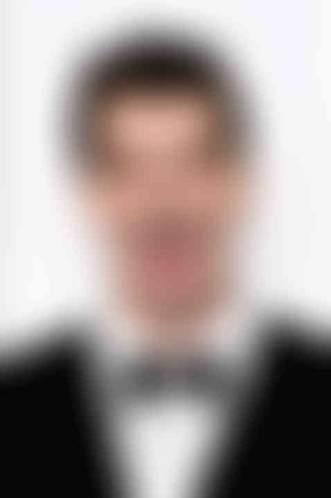 Pola de Raphaël Distler Stragier, comédien, en plan serré de face. Il exprime la colère avec intensité, offrant une expression forte et percutante. Photo en studio sur fond blanc, sans retouche, idéale pour les agences et directeurs de casting recherchant des profils expressifs et capables de transmettre des émotions puissantes.