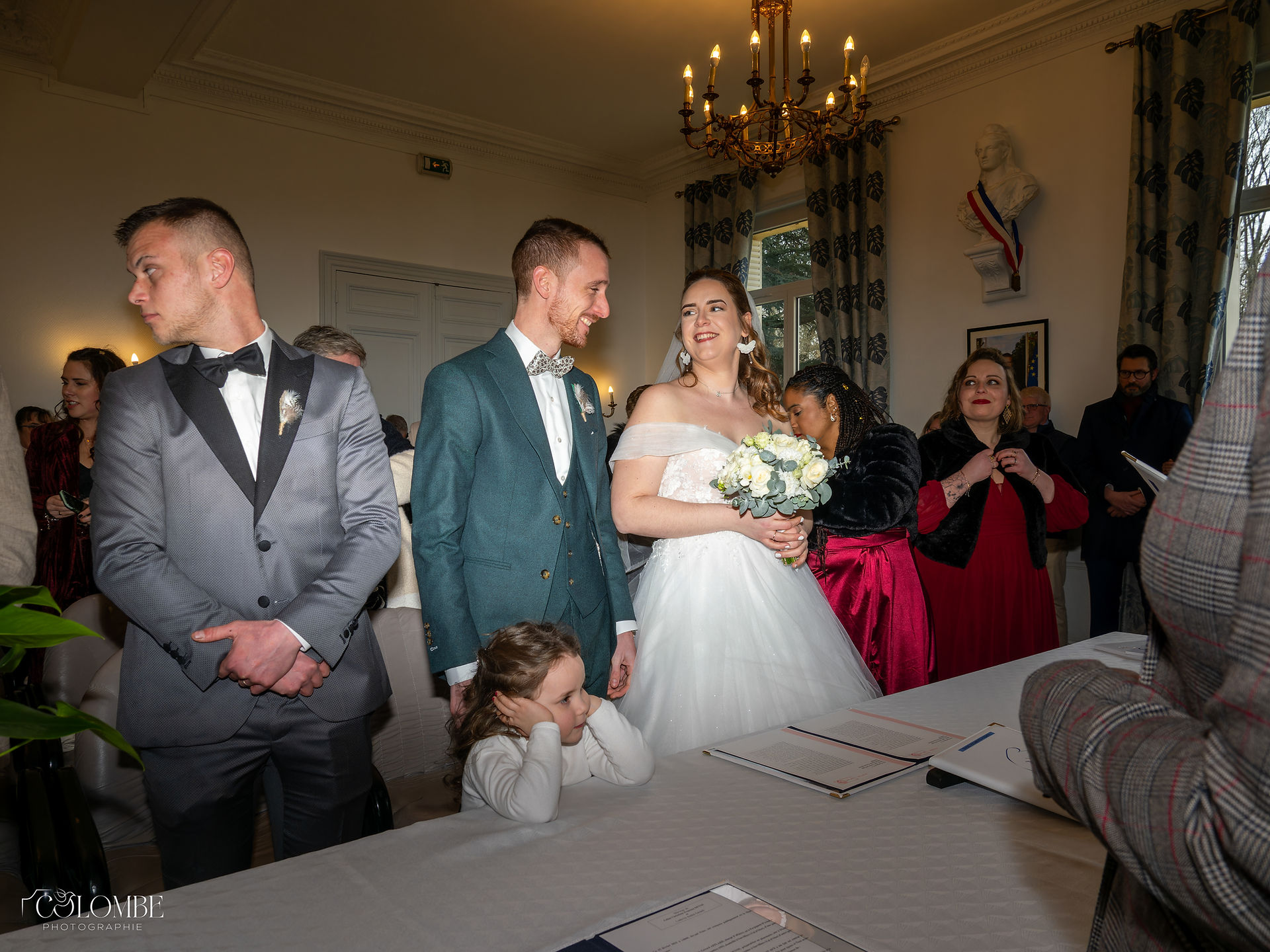 Photographie de la cérémonie de mariage civile et religieuse au Domaine du Château de Chambly, capturée en février 2025. Des moments pleins d'émotion et de complicité, immortalisés par Colombe Delons, photographe de mariage en région parisienne.
