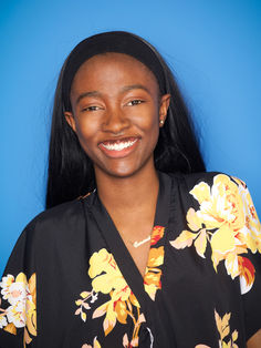 Portrait studio d’une comédienne en plan mi-buste, sourire naturel et lumineux, fond bleu, tenue colorée. Photo professionnelle réalisée par le studio Colombe Photographie, spécialisé dans les portraits comédiens et books artistiques à Gentilly et en région parisienne. Idéal pour casting, agences et réseaux professionnels.