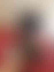 Photo prise pendant les coulisses d’un shooting corporate pour LOG Avocats, cabinet parisien. On y voit une photographe tenant son appareil et cadrant les associés installés devant un fond blanc et une moquette rouge. Ce type de prise de vue backstage illustre le professionnalisme et la préparation nécessaires pour réussir une séance photo d’entreprise en région parisienne. Spécialiste des shootings corporate à Paris et Gentilly.