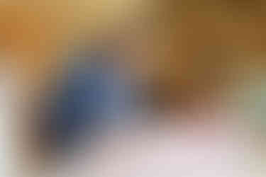 Olivier, le marié, signe les registres officiels lors de son mariage civil avec Chamima à la mairie de Levallois-Perret. Cette photo de cérémonie capture un moment symbolique et solennel dans la salle des mariages, sous un grand lustre en cristal. Image prise par Colombe Photographie, photographe de mariage à Gentilly, spécialisée en reportages de mariages civils en Île-de-France.