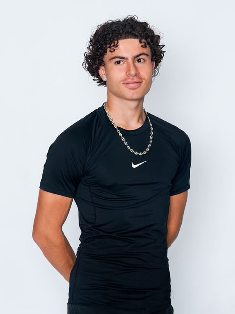 Photo de mannequinat réalisée en studio à Gentilly, proche Paris : portrait d’Axel, jeune mannequin adolescent, posé sur fond blanc pour son premier book. Ces polas non retouchés sont spécialement conçus pour les agences de mannequins en Île-de-France, afin de mettre en valeur le naturel et la photogénie du modèle.