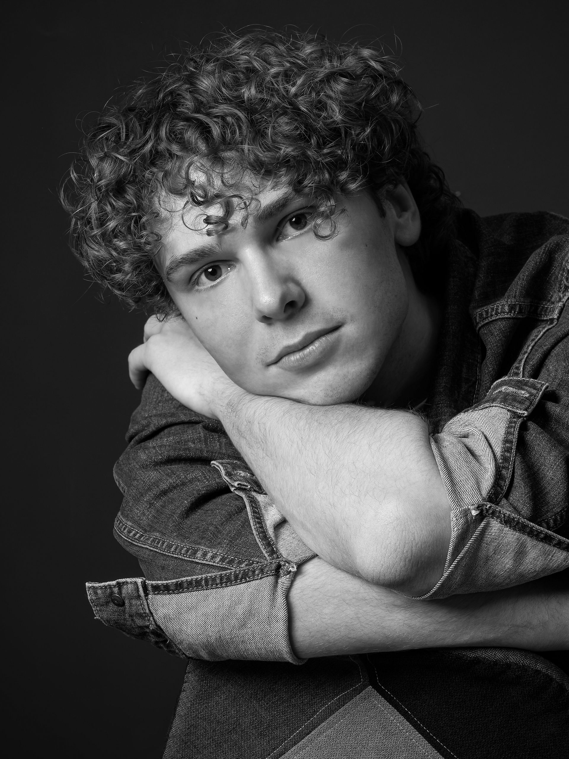 Portrait noir et blanc réalisé pour enrichir le book comédien de Gautier Vidril. Le travail sur la lumière et les textures met en valeur le visage et l’intensité du regard, tout en proposant une image forte et singulière. Ce type de portrait est particulièrement adapté aux dossiers artistiques, aux castings exigeants et aux univers visuels marqués. Photo réalisée en studio par Colombe Photographie, photographe portrait à Paris.