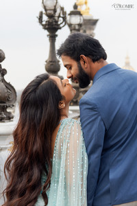Photographe de mariage à Paris, les mariés s'embrassent sur le pont Alexandre III, l'un des lieux les plus romantiques de la capitale. Séance photo de mariage dans un cadre emblématique, capturant des moments d'amour authentiques et intemporels. Photographie de mariage à Paris, parfaite pour immortaliser des souvenirs précieux dans des endroits iconiques de la ville.