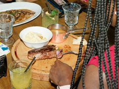 Photo de plat lors d’un anniversaire au restaurant à Issy-les-Moulineaux. Détail du repas capturé dans un reportage de photographe anniversaire à Issy-les-Moulineaux pour illustrer l’ambiance et les moments de partage. Studio photo basé à Gentilly, Île-de-France.