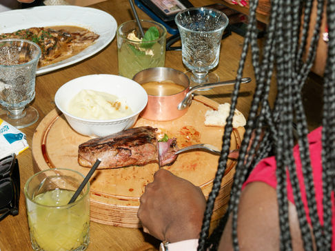 Photo de plat lors d’un anniversaire au restaurant à Issy-les-Moulineaux. Détail du repas capturé dans un reportage de photographe anniversaire à Issy-les-Moulineaux pour illustrer l’ambiance et les moments de partage. Studio photo basé à Gentilly, Île-de-France.
