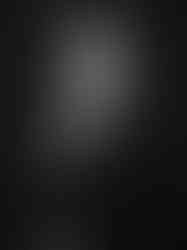 Portrait professionnel en noir et blanc réalisé en studio à Gentilly, proche Paris. Olivier pose en costume et chemise blanche, bras croisés, sur fond sombre. Ce portrait corporate reflète sérieux, confiance et professionnalisme, parfait pour un CV, un profil LinkedIn ou un site d’entreprise. Photographe portrait corporate à Gentilly, Paris et en Île-de-France.