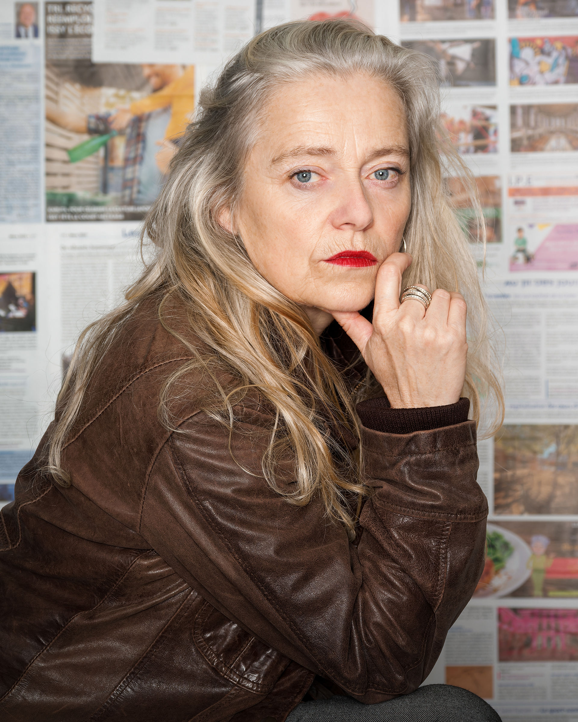Ce portrait studio a été réalisé à Gentilly, en région parisienne, dans une démarche artistique valorisant les traits, l’âge et l’expression. La lumière souligne la force du regard et la personnalité du modèle, sans artifices. Colombe Photographie propose des séances de portrait studio à Paris et en Île-de-France, ouvertes à tous les âges, avec une approche respectueuse et esthétique.