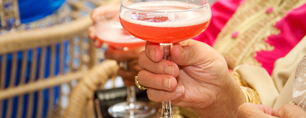 Invitée tenant un verre de cocktail pendant la réception du mariage kurde-tunisien d’Omer et Syrine, photo de détails d’ambiance réalisée par Colombe Photographie en région parisienne.