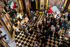 Photographie événementielle capturant une soirée d’entreprise au musée Grévin à Paris, avec une vue d’ensemble sur les invités, les échanges et la dynamique collective. Cette image valorise un événement corporate organisé dans un lieu prestigieux, mêlant patrimoine, convivialité et rencontres professionnelles. Idéal pour illustrer des soirées d’entreprise, séminaires et événements corporate dans des lieux d’exception, photographiés par une professionnelle de l’événementiel à Paris.