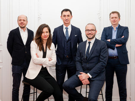 Photo de groupe professionnelle des cinq associés du cabinet d’avocats LOG Avocats, prise lors d’un shooting corporate à Paris dans un cadre élégant. Cette image met en valeur la cohésion de l’équipe, leur tenue professionnelle et l’ambiance sérieuse et accessible du cabinet. Photographe corporate basée à Gentilly, spécialisée dans les portraits d’entreprise et les photos d’équipe en Île-de-France.