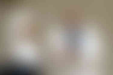 Portrait des mariés Malika et Richard applaudissant avec le sourire pendant leur mariage civil à Guyancourt, en Île-de-France. Reportage mariage naturel et lumineux réalisé par Colombe Delons, photographe de mariage en région parisienne, capturant les émotions vraies et spontanées.