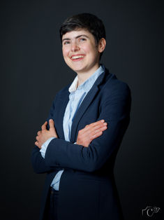 Portrait professionnel d’Alix, autrice, réalisé en studio à Gentilly par Colombe Photographie. Photo corporate en lumière contrôlée, idéale pour une utilisation éditoriale, réseaux sociaux, site d’auteur ou communication professionnelle. Ce portrait illustre mon travail de photographe de studio en région parisienne, spécialisée dans les shootings éditoriaux, les portraits d’artistes, les photos corporate et les images professionnelles destinées aux auteurs, autrices et métiers créatifs. Photo réalisée dans mon studio photo à Gentilly, à deux pas de Paris et facilement accessible en Île-de-France.