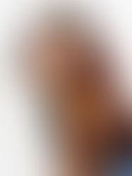 Portrait réalisé en studio pour des polas mannequin avec Victoria GOOD, modèle porteuse de vitiligo. Cette image respecte les codes des polas professionnels : fond blanc, lumière neutre, posture simple et absence de mise en scène. Les zones de vitiligo sont visibles et non retouchées, afin de présenter la peau de manière authentique. Photo réalisée par Colombe Photographie, photographe vitiligo et polas à Paris, spécialisée dans les portraits inclusifs et professionnels en région parisienne.