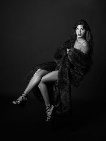 Portrait vitiligo réalisé en studio avec Victoria Good, mannequin professionnelle. Cette photographie met en valeur la peau sans retouche corrective, dans une démarche inclusive portée par un studio spécialisé en photographie du vitiligo à Paris et en région parisienne, basé à Gentilly.