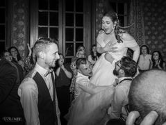 Photographie de la soirée dansante lors du mariage, capturée en région parisienne. Un moment festif avec les mariés et leurs invités, immortalisé par Colombe Delons, photographe spécialisée dans les mariages et l'ambiance de votre grand jour.