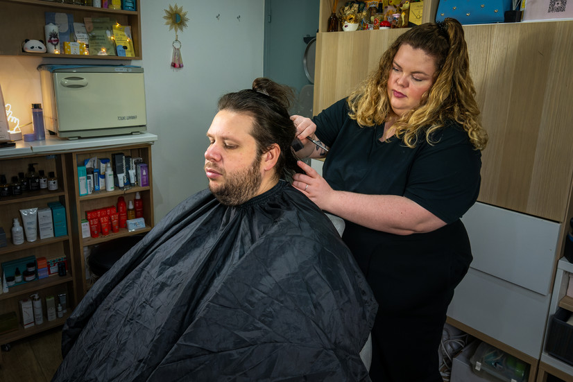 Shooting bien-être à Saint-Leu-la-Forêt : coupe de cheveux homme réalisée par Déborah Lecomte–Desprez, entrepreneuse multi-services beauté et bien-être. Photographe professionnelle en région parisienne spécialisée dans la valorisation des prestations de coiffure et soins esthétiques pour site internet, Google Business et réseaux sociaux.