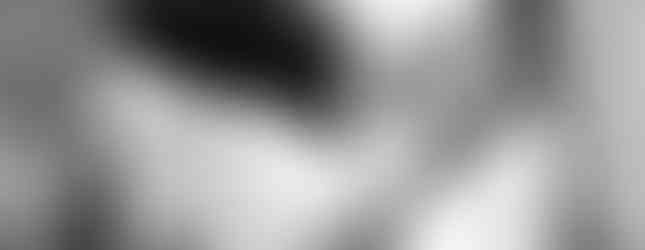 Portrait en noir et blanc des mariés Rania et Jordan s’enlaçant avec émotion après leur mariage civil. Photo de couple capturée par Colombe Photographie, photographe de mariage à Lyon.