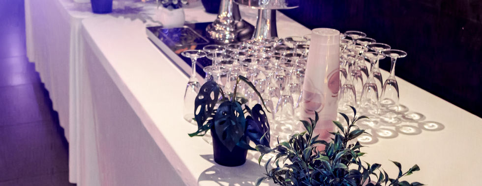 Buffet de mariage décoré de plantes et verrerie au Domaine des Pierres Dorées à Ternand. Photographie de Colombe Photographie, photographe de mariage à Lyon.