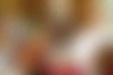 Photographie d’invités assistant au mariage civil de Malika et Richard à Guyancourt, en Île-de-France. Une image capturée sur le vif par Colombe Delons, photographe de mariage en région parisienne, spécialisée dans les reportages naturels et lumineux.