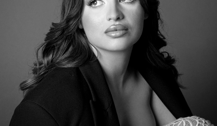 Portrait éditorial noir et blanc d’influenceuse réalisé en studio près de Paris. Shooting mode avec veste noire et ambiance élégante pour book photo, image de marque et contenu professionnel Instagram.