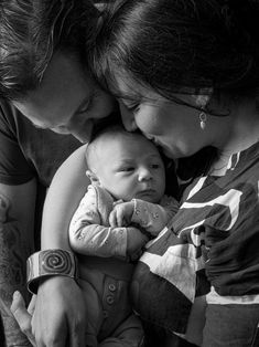 Photographie en noir et blanc de Benjamin, bébé entouré par ses parents qui l’enlacent tendrement. Leurs visages se rejoignent dans un geste d’amour et de protection. Prise de vue intime réalisée au studio Colombe Photographie à Gentilly. Photographe naissance et famille à Paris, spécialisée dans les portraits émotionnels et authentiques capturant la douceur des premiers instants de vie.