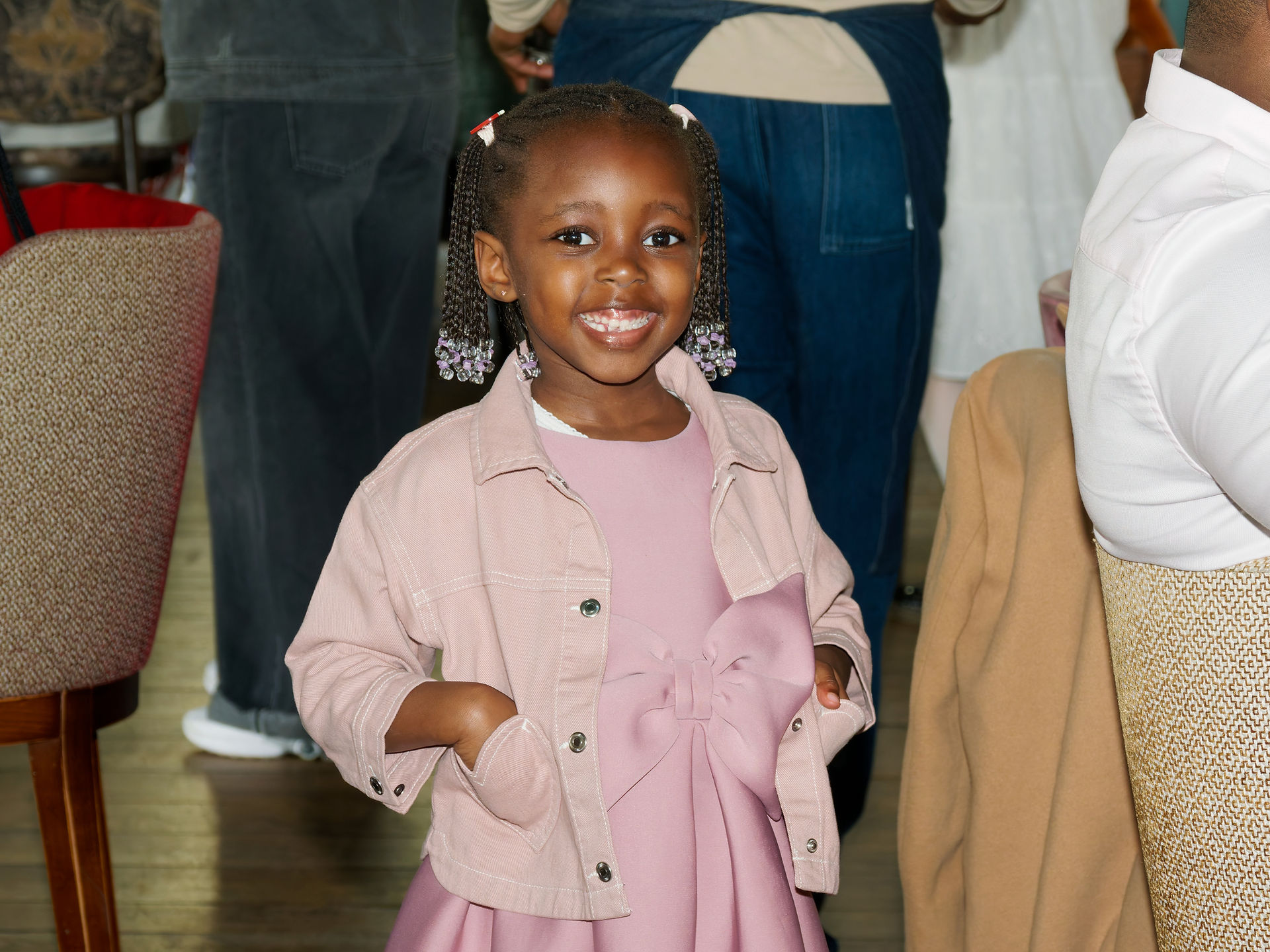 Portrait d’une petite fille souriante lors d’un anniversaire familial à Issy-les-Moulineaux, capturé par un photographe professionnel en Île-de-France.