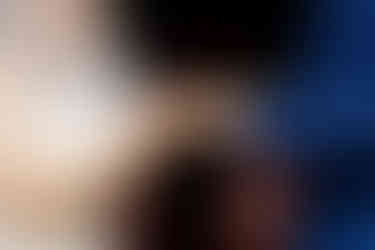 La mariée passe l’alliance au doigt de son partenaire lors du mariage civil célébré à la mairie de Villemomble. Photo réalisée par Colombe Photographie, studio basé à Gentilly et spécialisé dans les reportages de mariages civils en Île-de-France. Ce moment symbolique illustre l’engagement du couple lors de leur union en région parisienne.