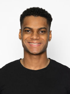 Pola de Jordan, mannequin, réalisé en studio sur fond blanc, sans retouches de peau, pour un rendu naturel et authentique. Portrait serré, face à la caméra, il affiche un sourire spontané qui apporte une touche de fraîcheur et d’accessibilité. Une image épurée, idéale pour les portfolios de mannequins et les directeurs de casting recherchant une expression naturelle et sincère.