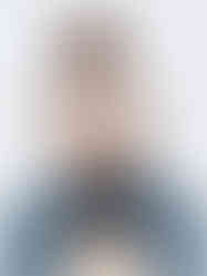 Pola professionnelle d’Andreia, comédienne, réalisée en studio à Gentilly par Colombe Photographie. Portrait frontal en lumière blanche, idéal pour les castings, agences et book comédien. Photographe spécialisée en polaroids d’acteurs et comédiens en région parisienne, dans un studio proche de Paris.