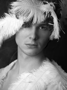 Portrait frontal noir et blanc réalisé en studio pour un book comédien professionnel. Le regard direct et la composition épurée permettent une connexion immédiate avec le spectateur, qualité recherchée par les agences et directeurs de casting. Cette image complète une série de portraits destinés au cinéma, au théâtre ou à la télévision. Séance réalisée à Paris par Colombe Photographie, studio spécialisé dans les books comédiens.