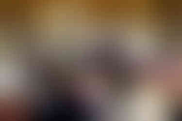 Photo du mariage civil de Malika et Richard à la mairie de Guyancourt, en Île-de-France. Les invités applaudissent les mariés après l’échange des vœux. Reportage mariage naturel et lumineux réalisé par Colombe Delons, photographe de mariage en région parisienne.