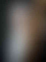 Portrait de bébé réalisé au Studio Colombe Photographie à Gentilly, en région parisienne. Cette image met en valeur la douceur et l’expression attentive d’une petite fille jouant près d’une échelle en bois, dans un décor studio simple et moderne. Le studio est spécialisé en photographie bébé, enfant et famille, proposant des portraits naturels, chaleureux et élégants. Idéal pour une séance photo bébé en studio à Gentilly ou partout en Île-de-France.