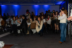 Photographie événementielle réalisée lors d’une soirée du personnel en entreprise, capturant un temps fort collectif et l’engagement des collaborateurs. Cette image met en valeur l’ambiance festive, la participation du public et la dynamique de groupe lors d’un événement corporate. Idéal pour illustrer la communication interne, la marque employeur et les moments fédérateurs au sein d’une entreprise, en région parisienne.